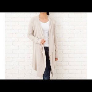 Barefoot Dreams bamboo chic lite calypso wrap.